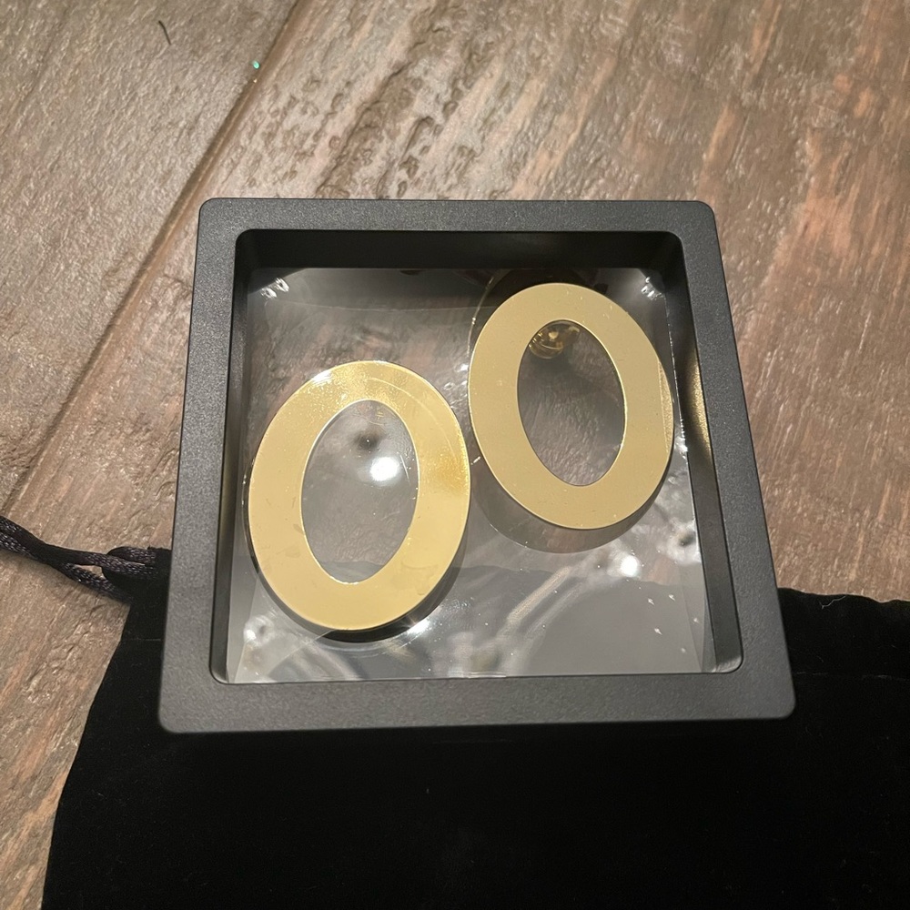 Sassy Jones Kennedy, Oval Stud